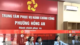 Tại mỗi xã/phường luôn có 2 cán bộ kỹ thuật của VNPT thường trực để hỗ trợ cán bộ xã/phường trong suốt quá trình thực hiện chuyển đổi dữ liệu phục vụ mô hình chính quyền 2 cấp. Ảnh ghi tại phường Hồng An, thành phố Hải Phòng