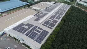 Các doanh nghiệp vật liệu xây dựng được vinh danh ESG 10 đang nỗ lực chuyển đổi sản xuất xanh. Ảnh: Nhà máy Eurowindow sử dụng năng lượng tái tạo- điện mặt trời trong sản xuất