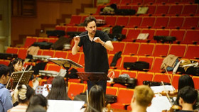 Dàn nhạc Giao hưởng Trẻ Việt Nam tập luyện cùng nhạc trưởng Olivier Ochanine
