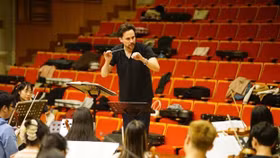 Dàn nhạc Giao hưởng Trẻ Việt Nam tập luyện cùng nhạc trưởng Olivier Ochanine
