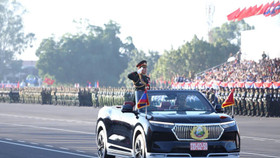 Chiếc xe tiêu binh dẫn đầu đoàn các lực lượng vũ trang tại lễ diễu binh, diễu hành kỷ niệm 50 năm Quốc khánh nước CHDCND Lào chính là mẫu xe VF 9 của hãng xe điện Việt Nam VinFast. Ảnh: Sonemanyla Vilaiphone