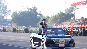 Chiếc xe tiêu binh dẫn đầu đoàn các lực lượng vũ trang tại lễ diễu binh, diễu hành kỷ niệm 50 năm Quốc khánh nước CHDCND Lào chính là mẫu xe VF 9 của hãng xe điện Việt Nam VinFast. Ảnh: Sonemanyla Vilaiphone