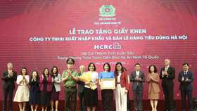 Đại diện Công ty HCRC nhận Giấy khen từ Thiếu tướng Bùi Trọng Thế, Phó Cục trưởng Cục An ninh kinh tế, Bộ Công an