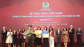 Đại diện Công ty HCRC nhận Giấy khen từ Thiếu tướng Bùi Trọng Thế, Phó Cục trưởng Cục An ninh kinh tế, Bộ Công an