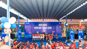 Tại Đà Nẵng, có một mùa trung thu thật đặc biệt đã đến với các em nhỏ trường Mẫu giáo Tiên Lãnh, xã Lãnh Ngọc, mang theo hàng ngàn sản phẩm dinh dưỡng, hàng nghìn bộ dụng cụ học tập, cùng nhiều quà bánh, những khúc ca rộn ràng và vô vàn tình yêu thương từ Vinamilk và Quỹ sữa Vươn cao Việt Nam