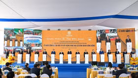 Các đại biểu thực hiện nghi thức khởi công Dự án đầu tư xây dựng Trục đại lộ cảnh quan sông Hồng