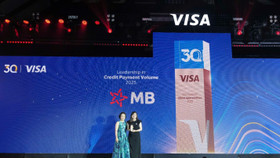 Đại diện MB nhận giải thưởng tại sự kiện kỷ niệm 30 năm của Visa tại Việt Nam