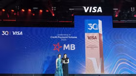 Đại diện MB nhận giải thưởng tại sự kiện kỷ niệm 30 năm của Visa tại Việt Nam