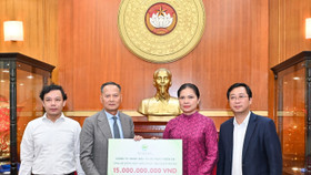 Bà Hà Thị Nga, Uỷ viên Trung ương Đảng, Phó Chủ tịch Ủy ban Trung ương Mặt trận Tổ quốc Việt Nam tiếp nhận ủng hộ từ nhà sáng lập Ecopark