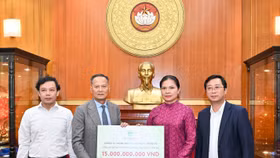 Bà Hà Thị Nga, Uỷ viên Trung ương Đảng, Phó Chủ tịch Ủy ban Trung ương Mặt trận Tổ quốc Việt Nam tiếp nhận ủng hộ từ nhà sáng lập Ecopark