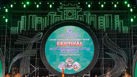 Các đại biểu thực hiện nghi thức khai mạc Festival sản phẩm nông nghiệp và làng nghề Hà Nội lần thứ 3 năm 2024 