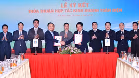 Tổng Giám đốc Petrolimex và Tổng Giám đốc VNPT ký kết hợp tác giữa hai Tập đoàn