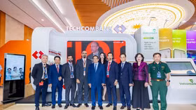 Thủ tướng Phạm Minh Chính tham quan gian hàng triển lãm của Techcombank tại Ngày Chuyển đổi số 2025