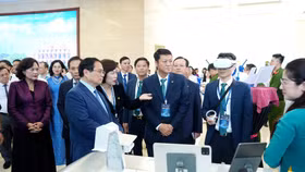 Thủ tướng Phạm Minh Chính thăm gian hàng công nghệ của BIDV