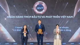 Tổng Giám đốc BIDV Lê Ngọc Lâm nhận biểu trưng vinh danh "Top 50 công ty niêm yết tốt nhất Việt Nam" tại sự kiện