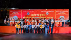 Các đoàn tham gia chụp ảnh lưu niệm cùng Ban tổ chức, khách mời của giải đấu