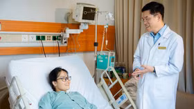 Bác sĩ Lê Văn Thành trò chuyện vui vẻ với bệnh nhân Dương Thị Mến sau ca ghép gan thành công