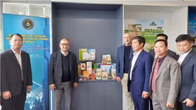 Các đại biểu tham quan trưng bày sản phẩm của doanh nghiệp quân đội tại Australia