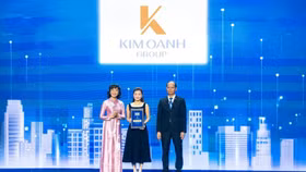 Bà Nguyễn Ngọc Ánh, Phó Chủ tịch thường trực Hội đồng quản trị Kim Oanh Group (giữa) nhận giải thưởng top 100 nơi làm việc tốt nhất Việt Nam