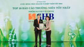 Ông Đinh Ngọc Dũng, Giám đốc Khối Ngân hàng doanh nghiệp SHB đại diện ngân hàng nhận giải thưởng