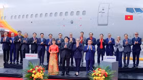 Lễ bàn giao tàu bay 737-8 đầu tiên giữa Boeing và Vietjet với sự chứng kiến của Chủ tịch nước Lương Cường tại Seattle, Hoa Kỳ
