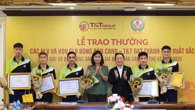 Ông Đỗ Quang Hiển, Nhà sáng lập, Chủ tịch Điều hành Tập đoàn T&T Group và Đại tá Nguyễn Thị Thúy Thanh, Phó Cục trưởng Cục Công tác Đảng và công tác chính trị , Bộ Công an, Phó Chủ tịch kiêm Tổng thư ký Hiệp hội Thể thao Công an nhân dân Việt Nam trao thưởng cho các vận động viên xuất sắc giành Huy chương Vàng