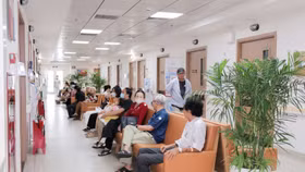 Nhiều người dân đến khám sức khỏe tổng quát tại chương trình Khám sức khỏe toàn dân 2026 của Vinmec Cần Thơ