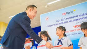 Đại diện HDBank trao tặng học bổng cho các em học sinh tại huyện Cần Giờ 
