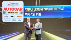 Ông Tapan Ghosh (phải) CEO VinFast Ấn Độ nhận giải thưởng từ đại diện ban tổ chức Autocar India Awards 2026