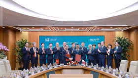 Tổng Giám đốc BIDV Lê Ngọc Lâm và Tổng Giám đốc VDB Đào Quang Trường đại diện hai ngân hàng ký kết Thỏa thuận
