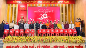 Hành trình 12 năm "San sẻ yêu thương – Thêm hương ngày Tết" của KienlongBank đến với người dân