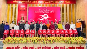 Hành trình 12 năm "San sẻ yêu thương – Thêm hương ngày Tết" của KienlongBank đến với người dân