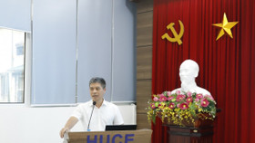 PGS.TS Hoàng Tùng phát biểu chúc mừng và giao nhiệm vụ cho các giảng viên được nhận Quyết định