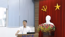 PGS.TS Hoàng Tùng phát biểu chúc mừng và giao nhiệm vụ cho các giảng viên được nhận Quyết định