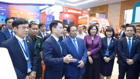 Ông Trần Ngọc Minh, Chủ tịch Hội đồng Quản trị KienlongBank và ban lãnh đạo ngân hàng báo cáo Thủ tướng tình hình hoạt động chuyển đổi số tại ngân hàng