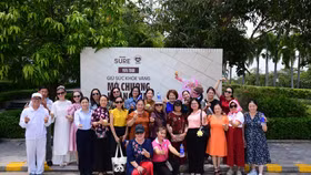 Đoàn Gen 1976 đến tham quan Nhà máy Sữa Việt Nam. Ảnh: Vi Nam