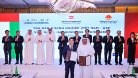 Ông Đỗ Vinh Quang, Phó Chủ tịch Hội đồng quản trị T&T Group (bên trái) và ông Khaled Alshamsi, Chủ tịch Golden Nile trao biên bản ghi nhớ hợp tác (Ảnh: VGP/Nhật Bắc)