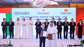 Ông Đỗ Vinh Quang, Phó Chủ tịch Hội đồng quản trị T&T Group (bên trái) và ông Khaled Alshamsi, Chủ tịch Golden Nile trao biên bản ghi nhớ hợp tác (Ảnh: VGP/Nhật Bắc)