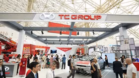 Khách tham quan hào hứng tham quan không gian triển lãm của TC Group