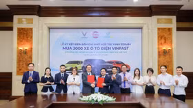 Đại diện Green SM, VinFast và Taxi Quê Lụa tại lễ ký kết