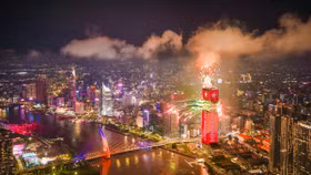 Saigon Marina IFC thắp sáng bầu trời đêm 2/7: Tự hào tỏa sáng cùng thành phố, tôn vinh nửa thế kỷ mang tên Bác