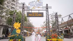 Phố đi bộ Pont De Long Bien trở thành không gian văn hóa, lưu giữ vị Tết cổ truyền