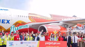 Chuyến bay đầu tiên dùng nhiên liệu SAF tại Việt Nam do Vietjet khai thác cất cánh sáng nay từ sân bay Tân Sơn Nhất, TP.HCM