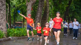 Khi là niềm vui cùng gia đình chinh phục thử thách chạy 2,8km hướng tới kỷ niệm 28 Ngày truyền thống tập đoàn trong sự kiện Key In Mei của ROX Key tại công viên Thống Nhất