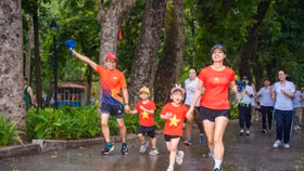 Khi là niềm vui cùng gia đình chinh phục thử thách chạy 2,8km hướng tới kỷ niệm 28 Ngày truyền thống tập đoàn trong sự kiện Key In Mei của ROX Key tại công viên Thống Nhất