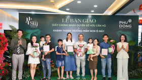 Những cư dân đầu tiên của Khu căn hộ Phú Đông Sky Garden nhận sổ hồng