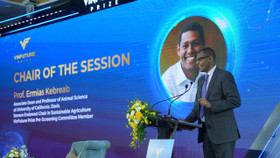 S. Ermias Kebreab trình bày tại Tọa đàm Khoa học vì cuộc sống thuộc Tuần lễ Khoa học Công nghệ VinFuture