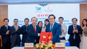 GS.TS.BS Trần Trung Dũng, Tổng giám đốc Hệ thống Y tế Vinmec và PGS.TS Vũ Hải Quân, Giám đốc ĐHQG-HCM đại diện 2 bên ký kết hợp tác