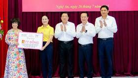 Cuối tháng 7 vừa qua, Tập đoàn TH, BAC A BANK và Quỹ Vì tầm vóc Việt trao tặng tỉnh Nghệ An 4 tỷ đồng giúp tỉnh khắc phục hậu quả thiên tai