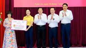 Cuối tháng 7 vừa qua, Tập đoàn TH, BAC A BANK và Quỹ Vì tầm vóc Việt trao tặng tỉnh Nghệ An 4 tỷ đồng giúp tỉnh khắc phục hậu quả thiên tai